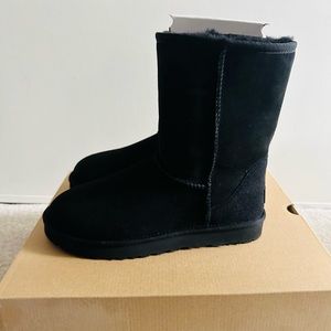 Classic short II black Ugg size 9